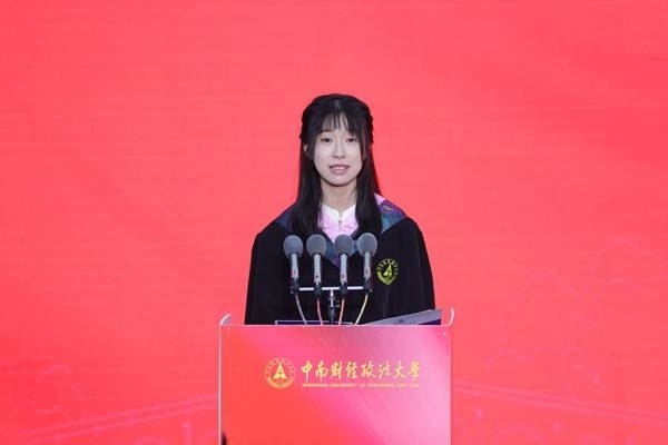 王若研在畢業(yè)典禮上發(fā)言。崔楨楨 攝