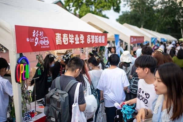 市集現(xiàn)場。人民網(wǎng)記者 翁奇羽攝