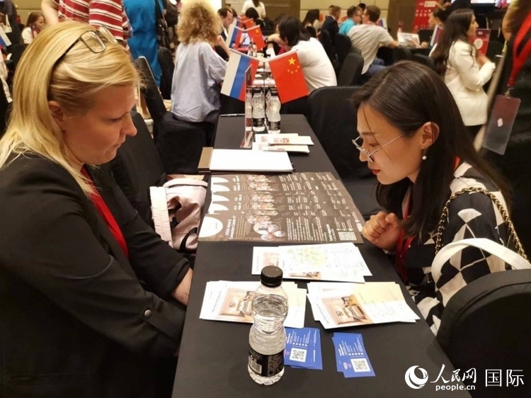 中俄旅游行業(yè)代表在北京路演活動(dòng)現(xiàn)場(chǎng)面對(duì)面溝通。人民網(wǎng)記者 楊倩攝