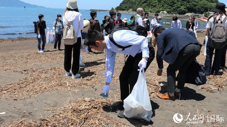 學(xué)生們體驗海岸清掃。人民網(wǎng) 許可攝