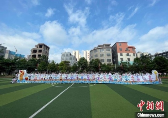 圖為學(xué)生們展示剛完成的長(zhǎng)卷。 興業(yè)縣融媒體中心供圖