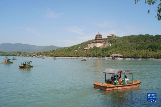 6月22日，游人在北京頤和園乘坐游船。新華社記者 任超 攝