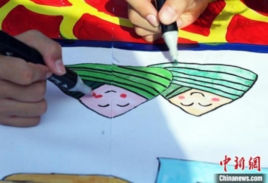 圖為長(zhǎng)卷繪畫現(xiàn)場(chǎng)。 興業(yè)縣融媒體中心供圖