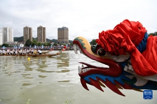 6月23日，在貴州省黔東南苗族侗族自治州施秉縣舉行的獨(dú)木龍舟節(jié)上，獨(dú)木龍舟進(jìn)行比賽。