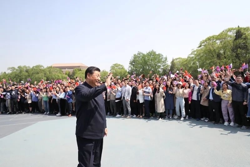 2021年4月19日，在清華大學(xué)建校110周年校慶日即將來臨之際，習(xí)近平來到清華大學(xué)考察。圖為習(xí)近平離開學(xué)校時，同師生們揮手致意。新華社記者 鞠鵬 攝