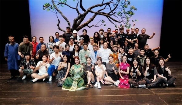 《斷金》百場演職人員合影。龍馬社供圖