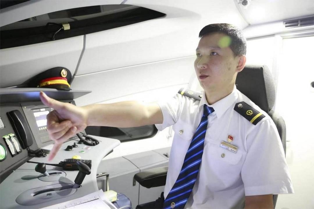 陳承儀駕駛動(dòng)車組列車執(zhí)行標(biāo)準(zhǔn)作業(yè)。陳巍攝