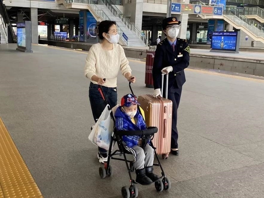 鄭海珠在站臺(tái)上引導(dǎo)旅客乘車。南昌鐵路供圖