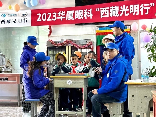 華廈眼科醫(yī)務(wù)人員對當?shù)厣倌陜和M行近視、弱視、斜視篩查。人民網(wǎng)記者 李棟攝