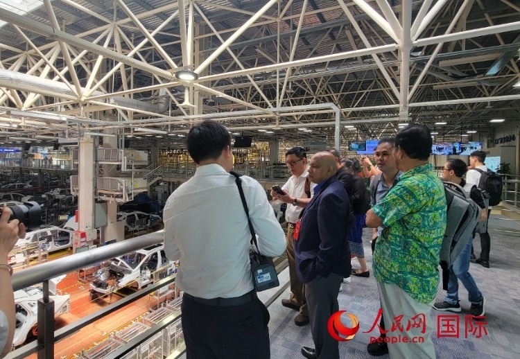 外媒記者在廣汽埃安車間參觀。人民網(wǎng) 寧玉瑛攝
