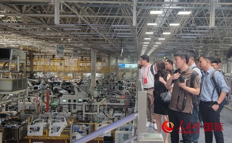 外媒記者在廣汽埃安車間參觀。人民網(wǎng) 寧玉瑛攝