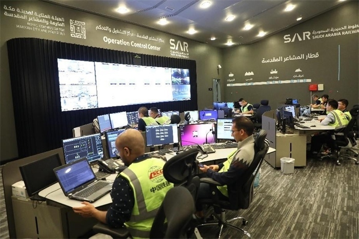 中外工作人員在控制室工作。中國(guó)鐵建供圖