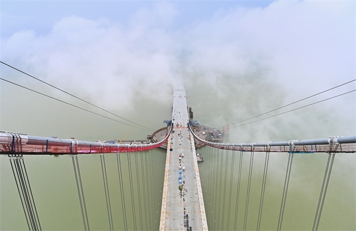 從270米高塔俯瞰深中通道伶仃洋大橋施工現(xiàn)場(chǎng)。（中交集團(tuán)供圖）