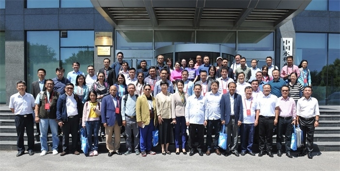 由瀾湄六國有關(guān)部門及主流媒體等組成的采訪團與中方代表在瀾湄水資源合作中心門口合影。（瀾湄水資源合作中心供圖）