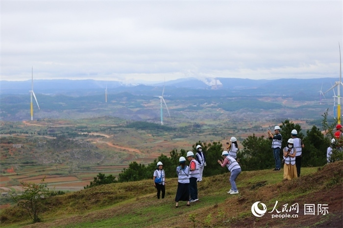 瀾湄記者團在富源西風電基地拍照“打卡”。（人民網 李發(fā)興攝）