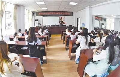  圖②：法院干警向參加活動(dòng)的學(xué)生和家長(zhǎng)講解暑假安全教育知識(shí)。