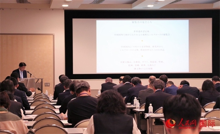 富士美術(shù)館文藝部長(zhǎng)平野賢一介紹展覽內(nèi)容。（人民網(wǎng) 許可攝）