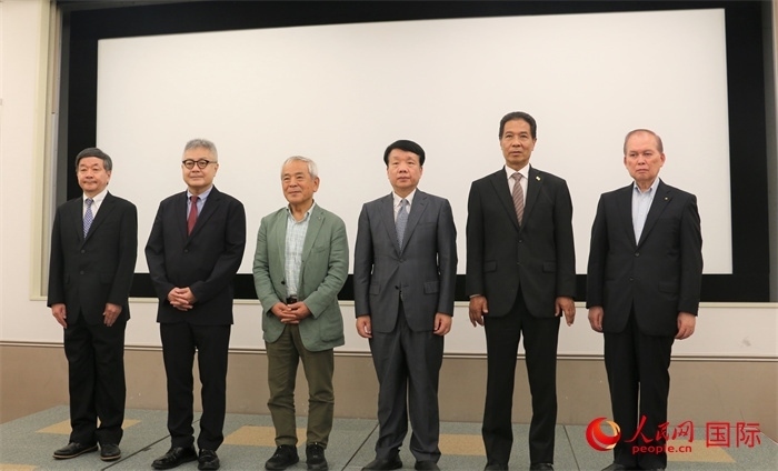 主辦方與嘉賓合影。（人民網(wǎng) 許可攝）