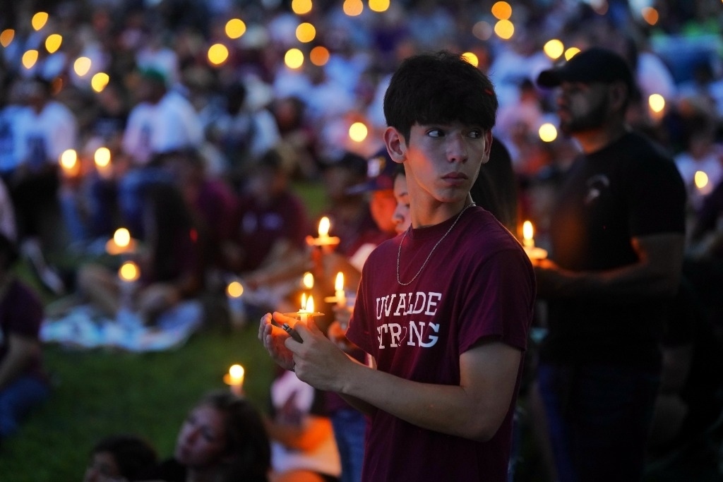 5月24日，在美國得克薩斯州小城尤瓦爾迪，人們參加守夜儀式悼念校園槍擊遇害者。當日是美國尤瓦爾迪大規(guī)模校園槍擊事件一周年。新華社記者吳曉凌攝