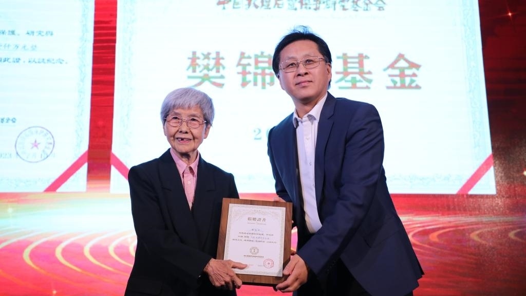 國(guó)家文物局黨組成員、副局長(zhǎng)解冰（右）為樊錦詩(shī)（左）頒發(fā)捐贈(zèng)證書。新華社記者張睿 攝