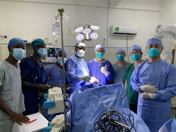 腦膿腫手術(shù)成功，全體參與手術(shù)的醫(yī)務(wù)工作者合影留念。中國(guó)第二十九批援幾內(nèi)亞醫(yī)療隊(duì)供圖