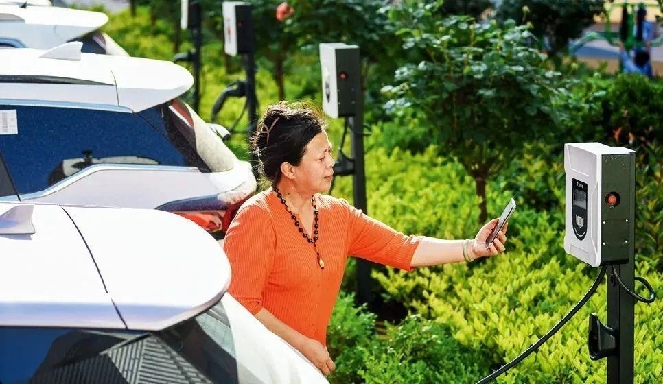 2023年5月24日，山東省膠州市新立街小區(qū)內(nèi)一位居民使用電動(dòng)汽車(chē)充電樁掃碼充電。該小區(qū)加裝各類(lèi)智慧設(shè)備，打造“智慧社區(qū)”，為居民生活帶來(lái)便利。