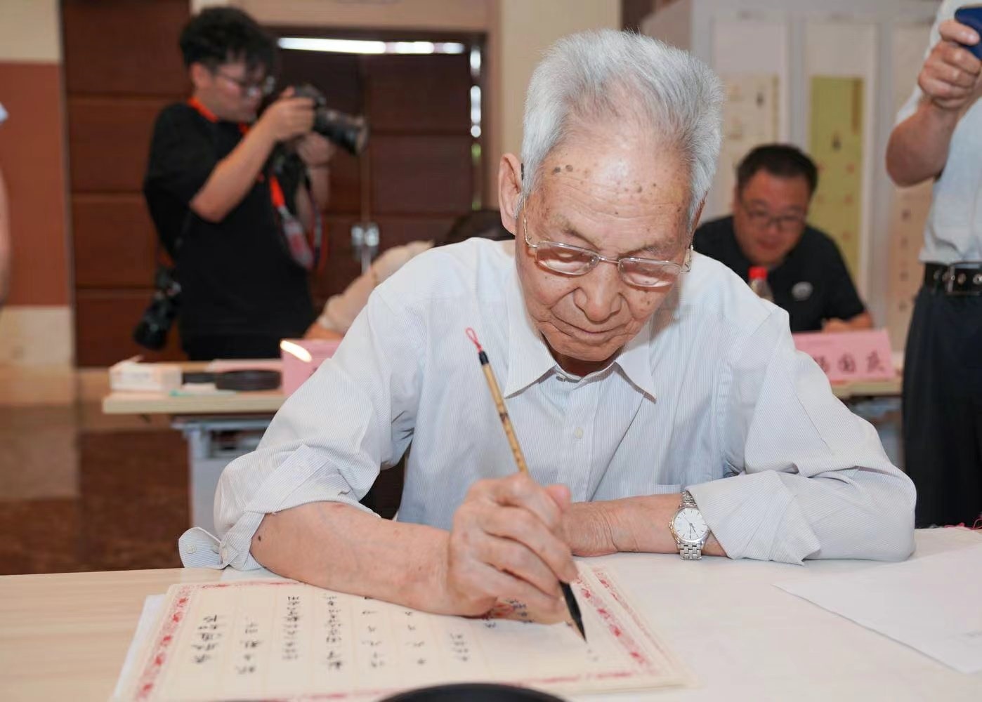 老教授們用毛筆書寫2023級新生錄取通知書。校方供圖