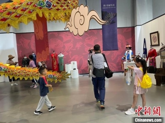 市民參觀展覽。祝歡 攝