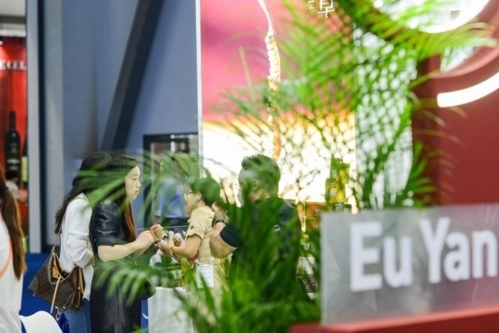 RCEP成員國企業(yè)亮相第三屆消博會。2023年4月12日，參觀者在新加坡企業(yè)余仁生的展臺了解產(chǎn)品。新華社記者王澤聰攝