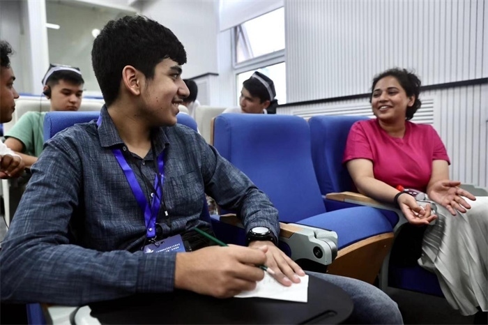 “上合小記者”在中國(guó)傳媒大學(xué)外語學(xué)院采訪留學(xué)生。中新社供圖