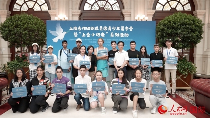 主辦單位為“上合小記者”頒發(fā)證書。實(shí)習(xí)生 方明軒攝