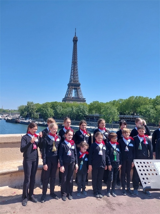 2.2023年5月，巴黎寶麗聲童聲合唱團(tuán)錄制歌曲《如果我去中國(guó)》。（圖片由受訪者提供）