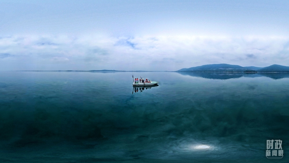 丹江口水庫，工作人員正在采集水樣。（總臺國廣記者李晉拍攝）