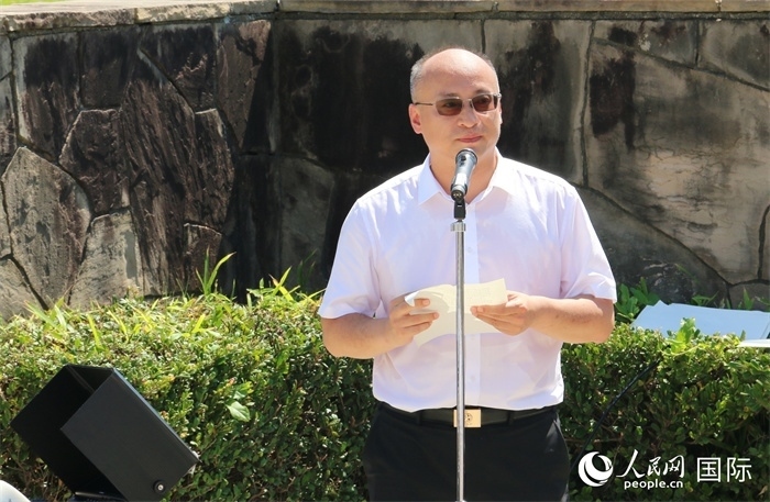 昆明市副市長(zhǎng)安恩法在紀(jì)念儀式上致辭。人民網(wǎng) 許可攝