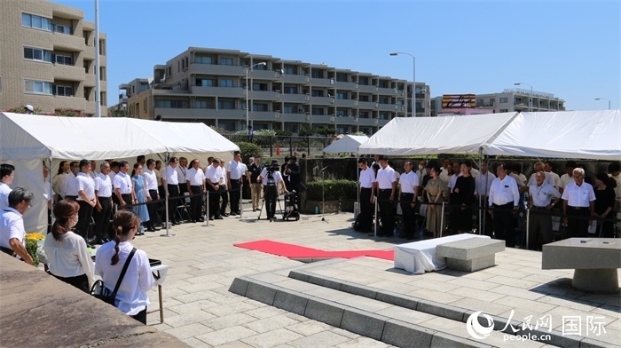 參加紀(jì)念活動(dòng)者全體起立默禱。人民網(wǎng) 許可攝