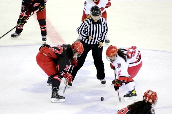 北京隊(duì)球員呂悅(左)與上海隊(duì)球員黃滟爭球。人民網(wǎng)記者 胡雪蓉?cái)z