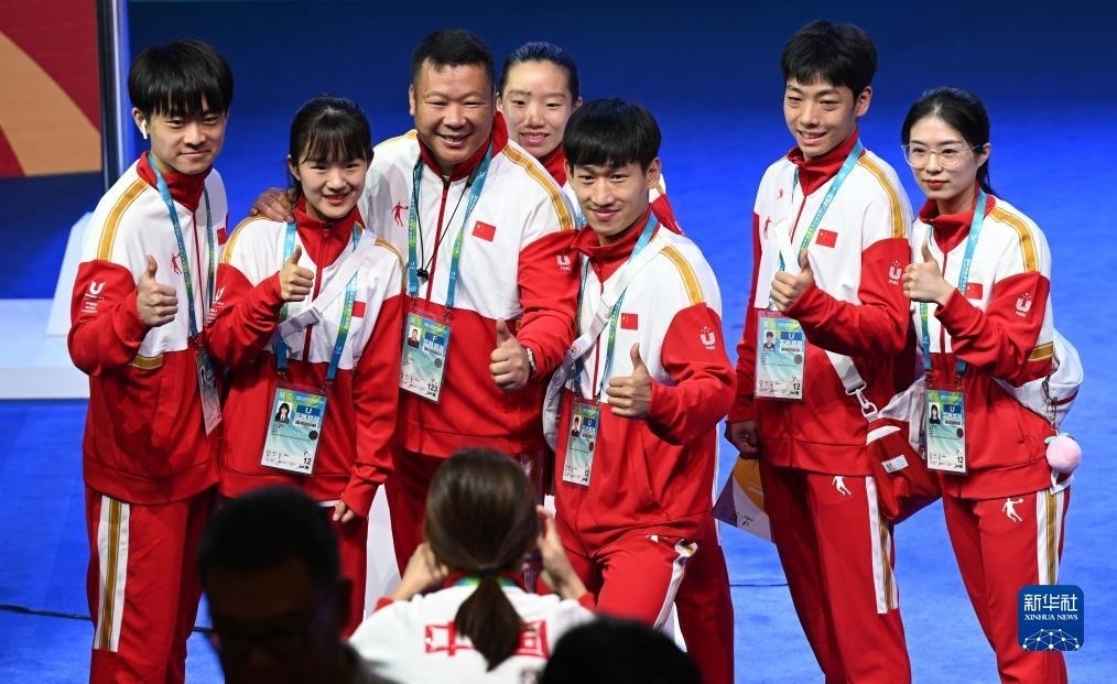 7月22日，中國代表團部分成員在歡迎儀式后合影。新華社記者 王曦 攝