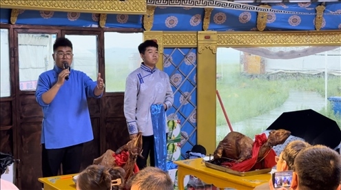 圖為草原蒙古包全羊宴。人民網(wǎng)記者 金洪花攝