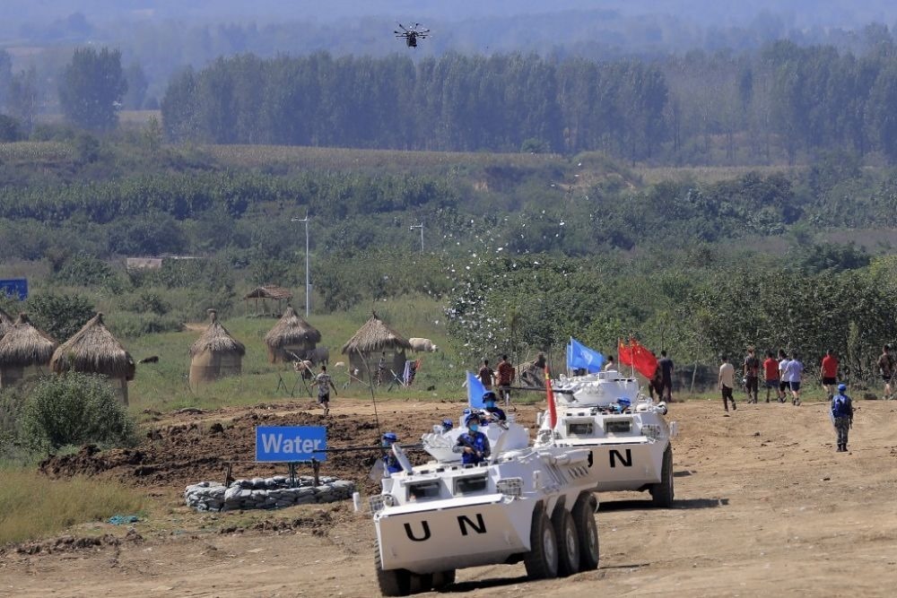 ↑2021年9月15日，在“共同命運(yùn)-2021”國(guó)際維和實(shí)兵演習(xí)綜合演練中，維和分隊(duì)采用無(wú)人機(jī)拋撒傳單宣傳和平理念。新華社記者 劉芳 攝