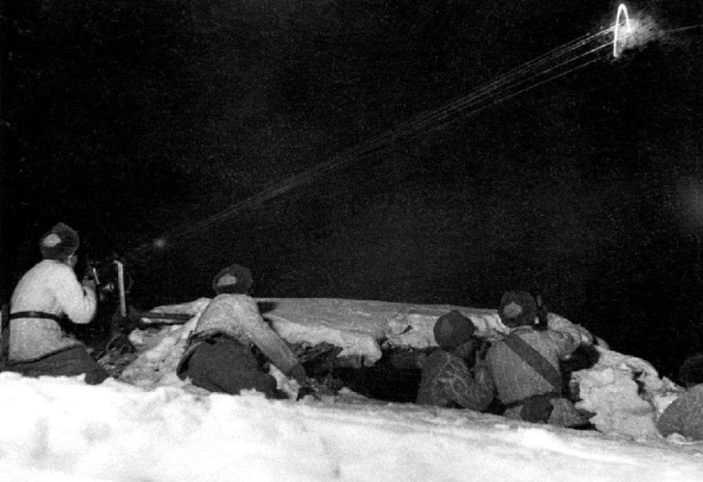  ↑1950年12月，在朝鮮長(zhǎng)津湖，中國(guó)人民志愿軍第27軍連隊(duì)機(jī)槍手向美軍陣地射擊。新華社發(fā)（張崇岫 攝）