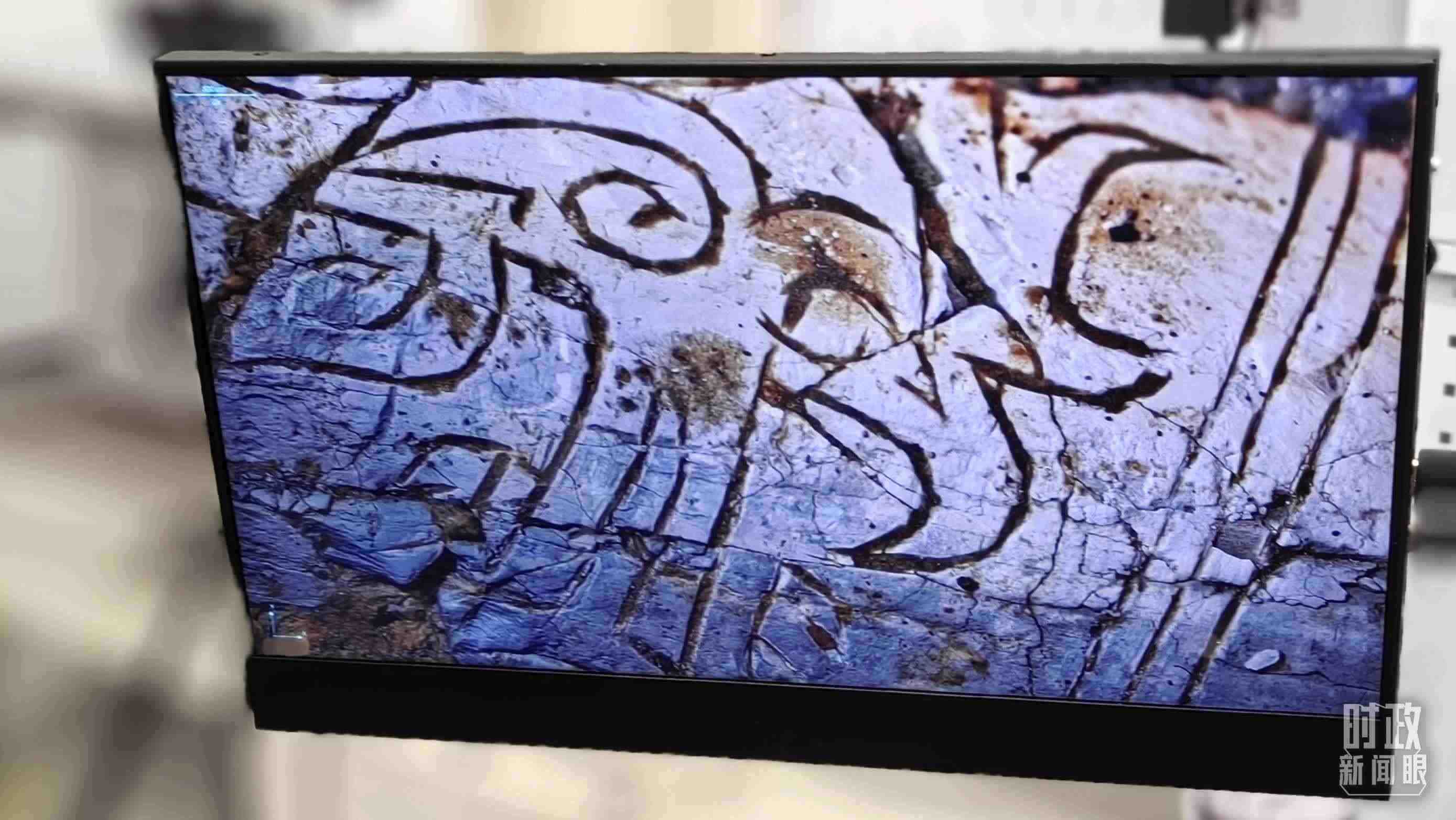 △顯微鏡下，三星堆文物的紋路清晰可見。（總臺央視記者王萌萌拍攝）