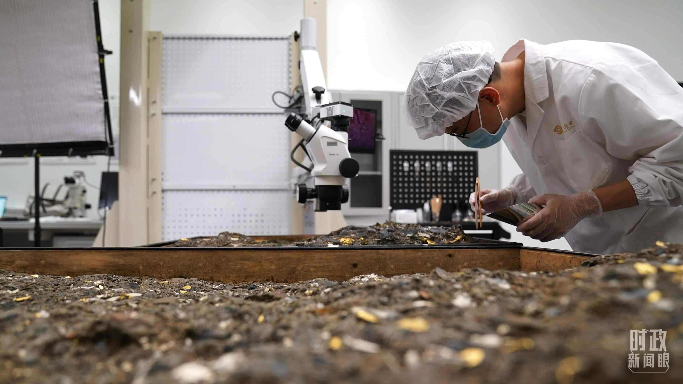 △工作中的三星堆文保人員。（總臺國廣記者李晉拍攝）