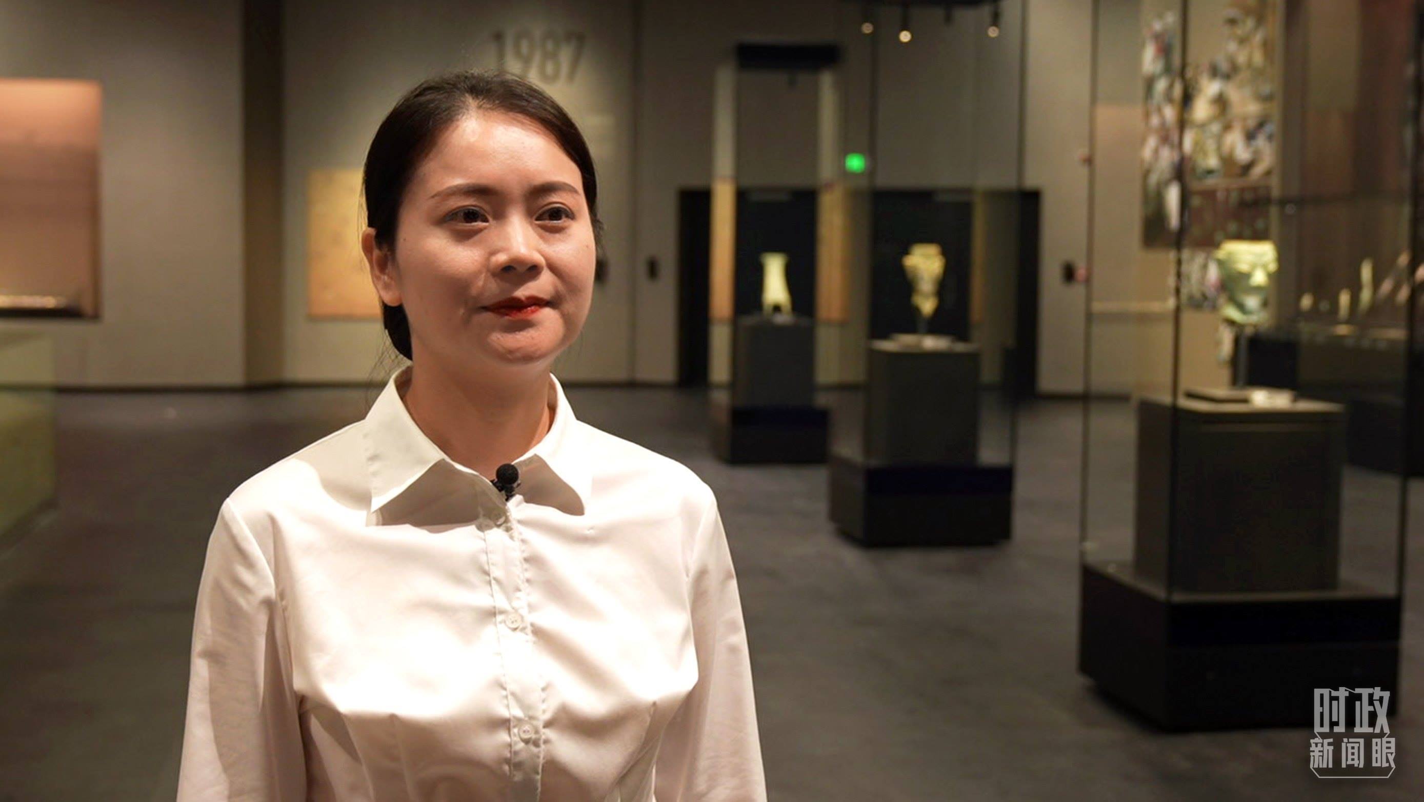 △當(dāng)天現(xiàn)場負(fù)責(zé)講解的三星堆博物館公眾服務(wù)部程靜。（總臺央廣記者馬喆拍攝）