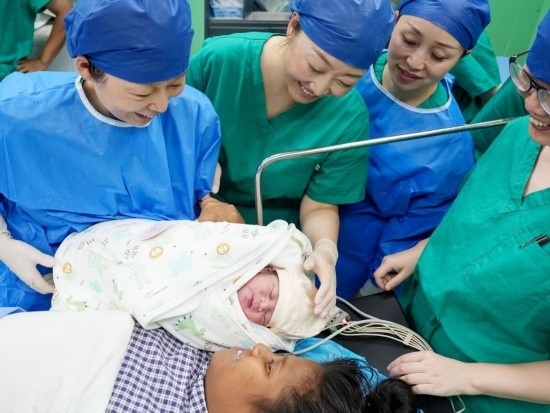 中國(guó)海軍“和平方舟”號(hào)醫(yī)院船在基里巴斯為29歲的塔拉瓦居民德阿瑞接生了一名“和平寶寶”（2023年7月16日攝）。新華社發(fā)（劉偉 攝）