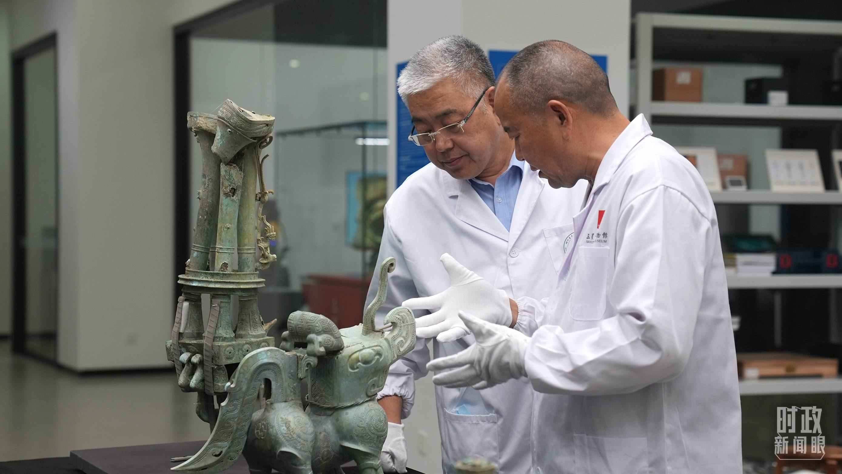 △三星堆文保專家正在就修復(fù)方案進(jìn)行討論。（總臺央視記者劉琦拍攝）