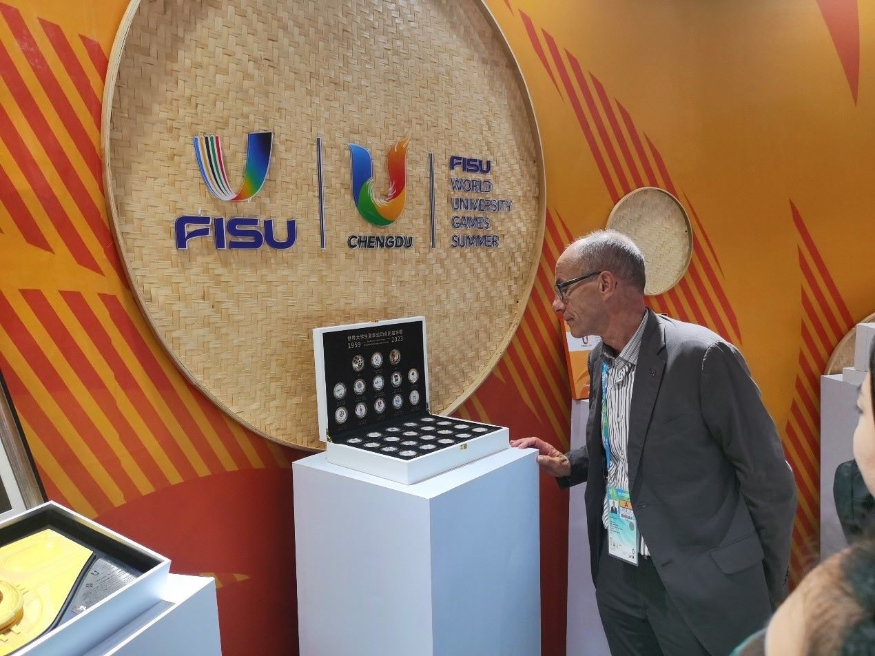 國(guó)際大體聯(lián)代理主席雷諾·艾德參觀大運(yùn)會(huì)特許商品。 人民網(wǎng)記者 楊磊攝