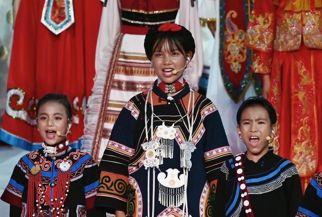 7月28日，吉好有果（中）在開(kāi)幕式上表演。新華社記者陳澤國(guó)攝