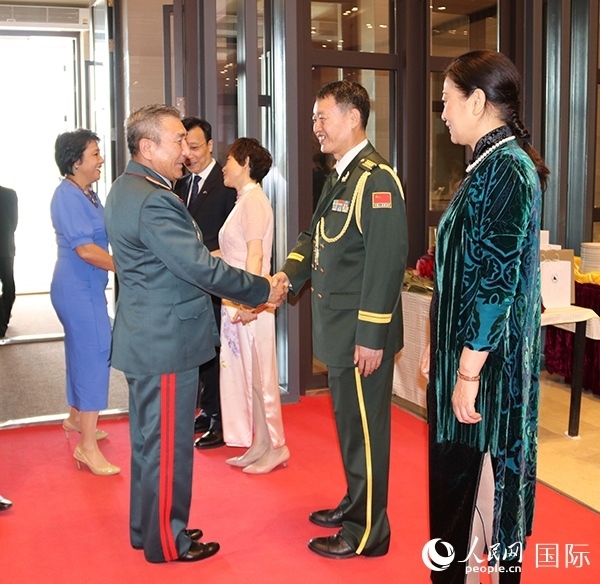國防武官胡德君大校迎接賓客。人民網記者李強攝