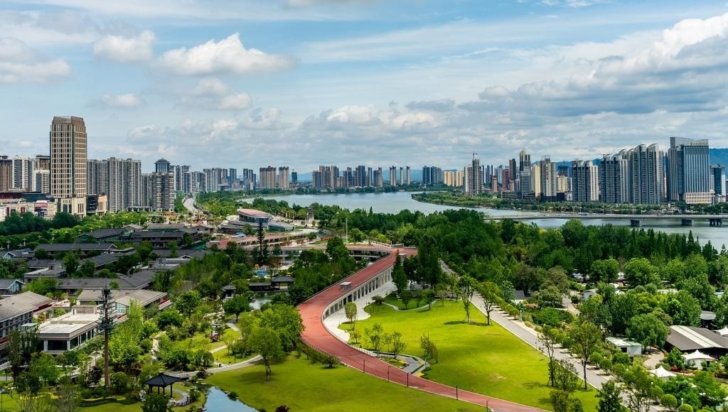 4月30日拍攝的天漢濕地公園景色。新華社發(fā)（李偉 攝）