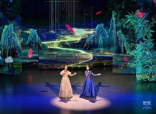 7月29日，演員在聯(lián)歡會現(xiàn)場演唱。新華社記者 蔡湘鑫 攝